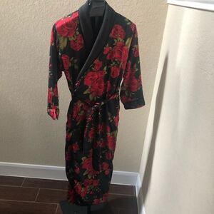 Victoria’s Secrets reversible robe sz small